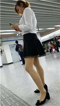 白衬衫，丝袜姑娘