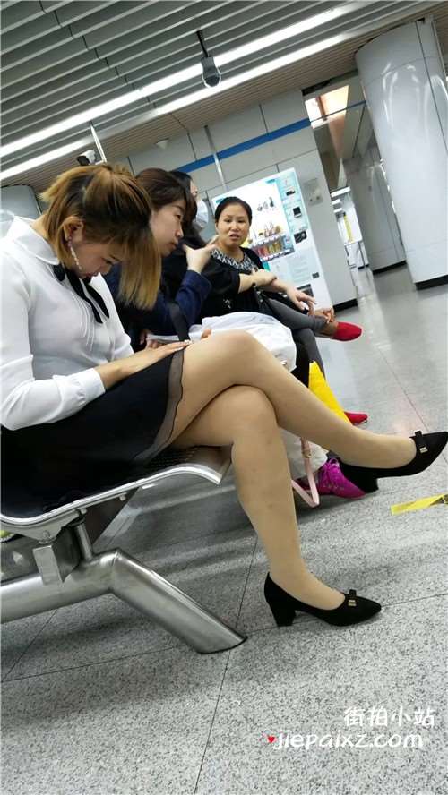白衬衫，丝袜姑娘