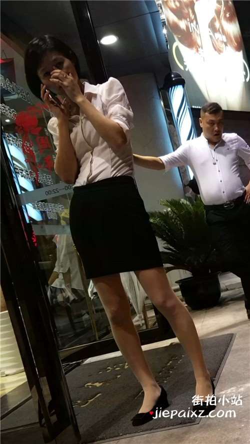 打电话的丝袜短裙MM [130 MB/MP4]