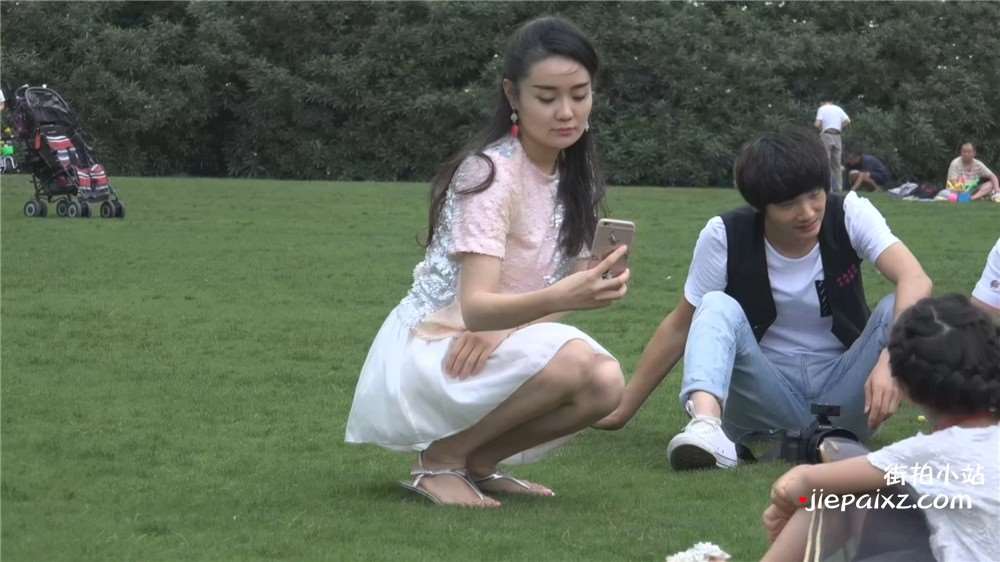 草地上的凉鞋美足短裙少fu玩耍时不时又春光乍泄 [290 MB/WMV]