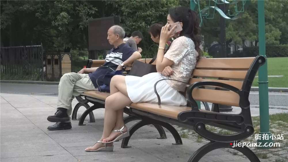 草地上的凉鞋美足短裙少fu玩耍时不时又春光乍泄 [290 MB/WMV]