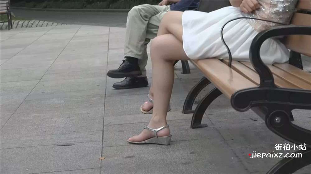 草地上的凉鞋美足短裙少fu玩耍时不时又春光乍泄 [290 MB/WMV]