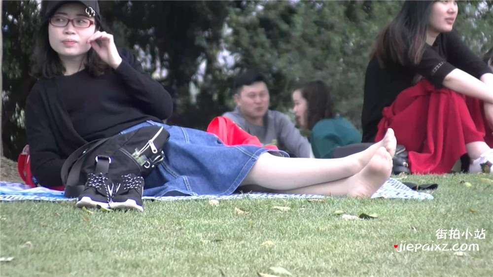 草地上的极品丝袜美足美眉 [1.10 GB/MP4]