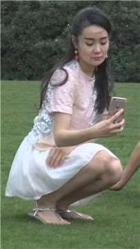 草地上的凉鞋美足短裙少fu玩耍时不时又春光乍泄 [290 MB/WMV]