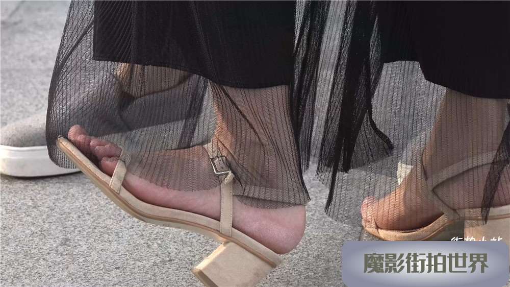 4K - 长裙凉高美足性感美妇 [2.13 GB/avi]
