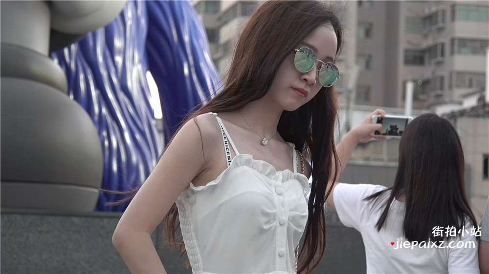 4K - 美若天仙白色长裙凉高美足女神第三部 [2.46 GB/avi]