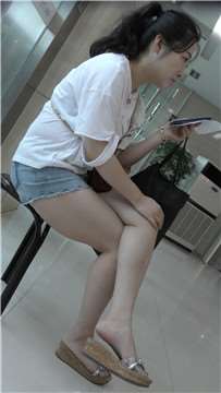 美足坡高跟街拍热裤美女