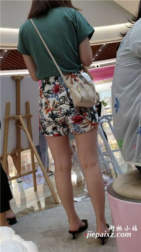 碎花裤街拍美腿气质小姐姐