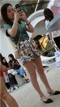 碎花裤街拍美腿气质小姐姐