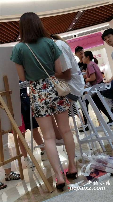 碎花裤街拍美腿气质小姐姐