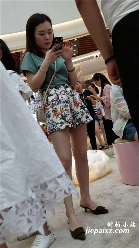 碎花裤街拍美腿气质小姐姐