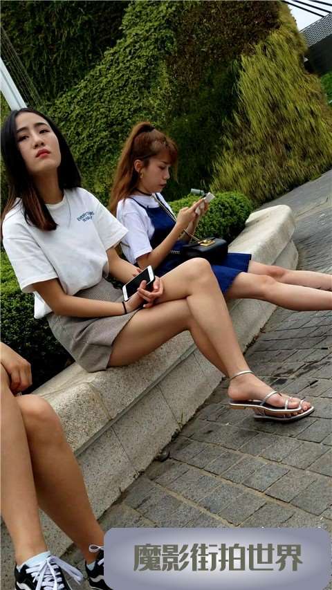 4K 花坛边的短裙美腿小姐姐