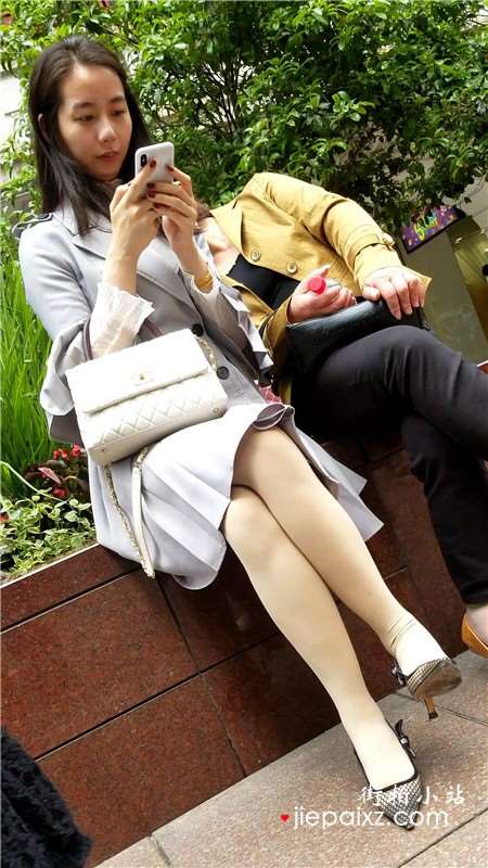 4K - 丝袜美腿尖嘴高跟鞋街拍灰色连衣裙清秀美女
