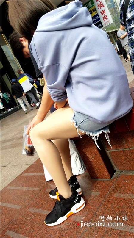 4K - 超级丝滑街拍肉丝热裤美腿美女