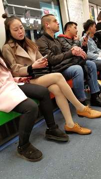 4K - 地铁上的漂亮肉丝袜美腿女孩