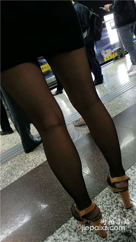 4K - 等地铁的性感街拍黑丝高跟鞋包臀裙美女