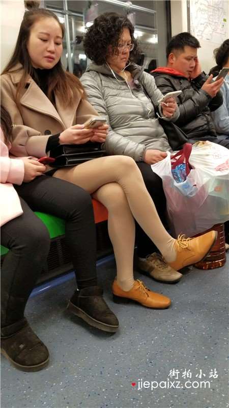 4K - 地铁上的漂亮肉丝袜美腿女孩