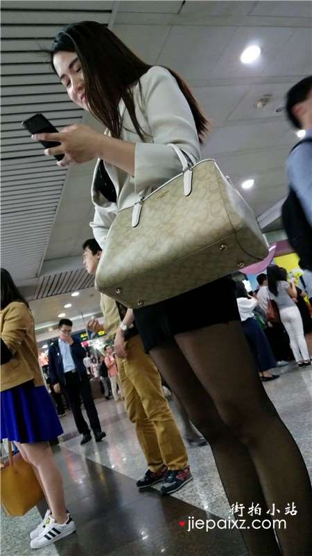 4K - 等地铁的性感街拍黑丝高跟鞋包臀裙美女