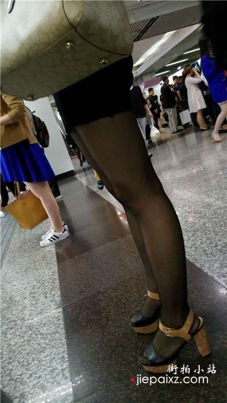 4K - 等地铁的性感街拍黑丝高跟鞋包臀裙美女