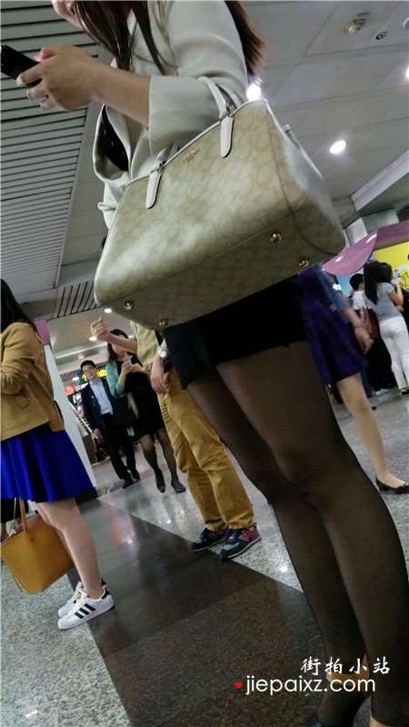 4K - 等地铁的性感街拍黑丝高跟鞋包臀裙美女