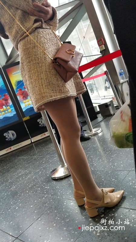 4K - 米色群街拍肉丝美腿超气质大美女