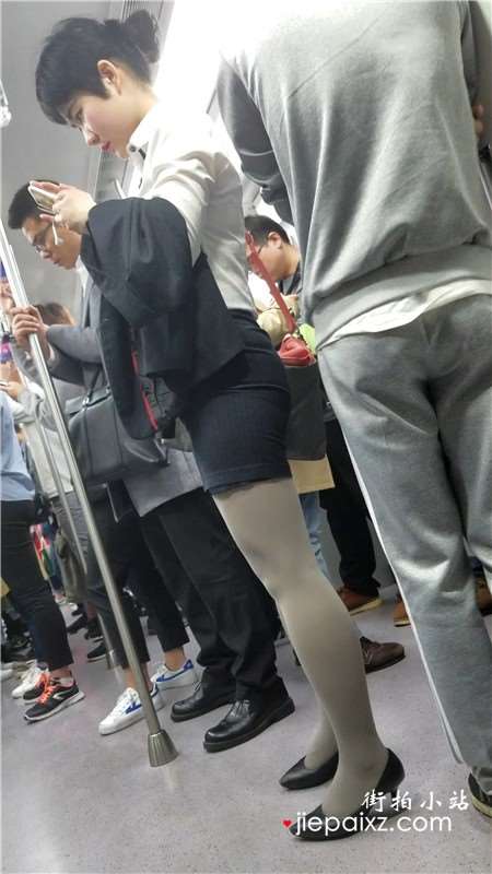 4K - 极品丰腴身材紧身包臀裙街拍灰色丝袜白衬衫美女