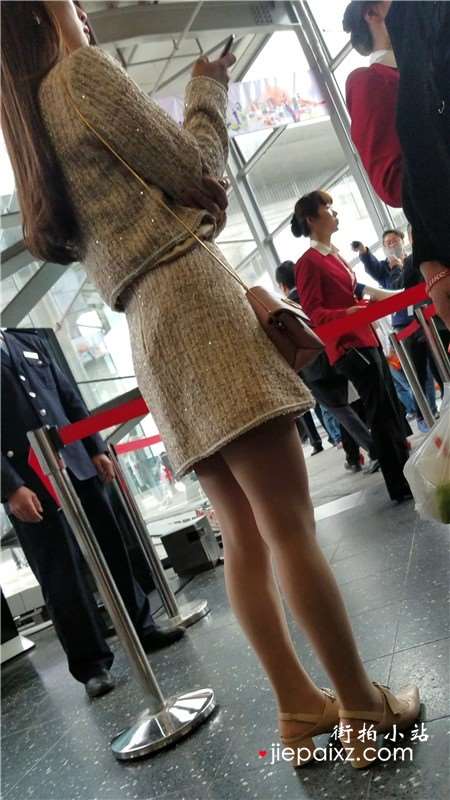 4K - 米色群街拍肉丝美腿超气质大美女