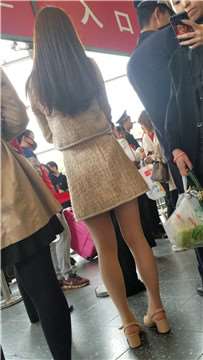 4K - 米色群街拍肉丝美腿超气质大美女