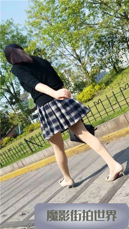 4K - 黑色毛衣格子裙街拍肉丝美女活力四射