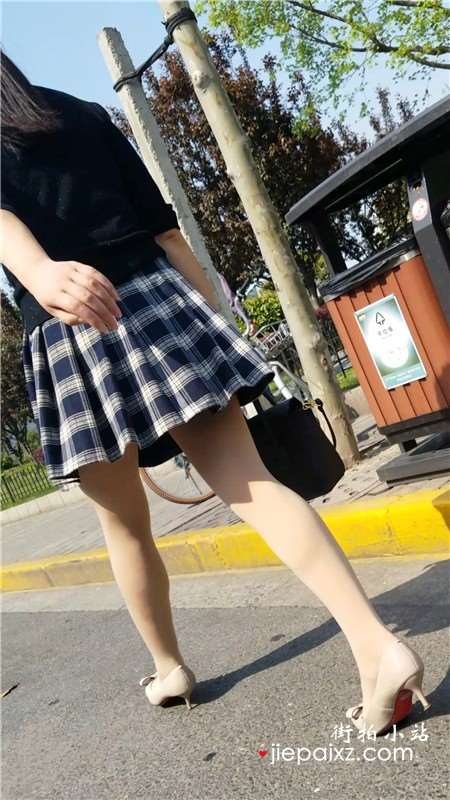 4K - 黑色毛衣格子裙街拍肉丝美女活力四射