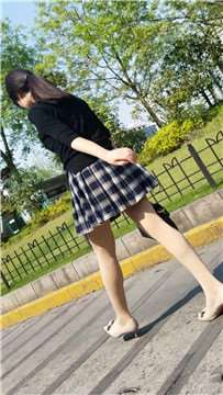 4K - 黑色毛衣格子裙街拍肉丝美女活力四射