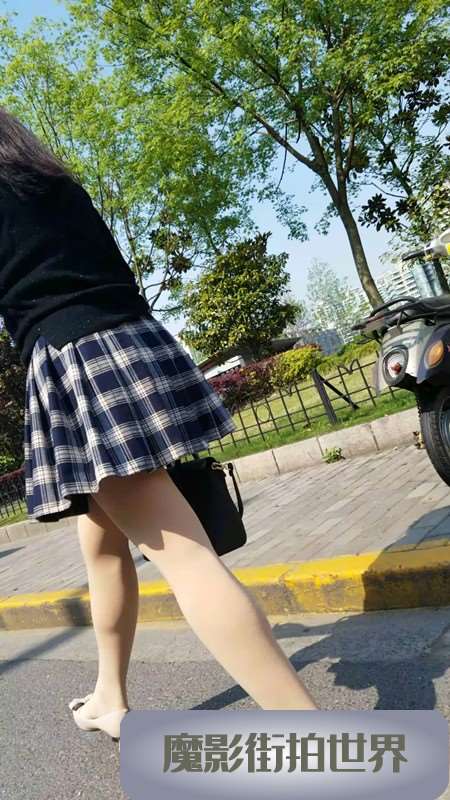 4K - 黑色毛衣格子裙街拍肉丝美女活力四射