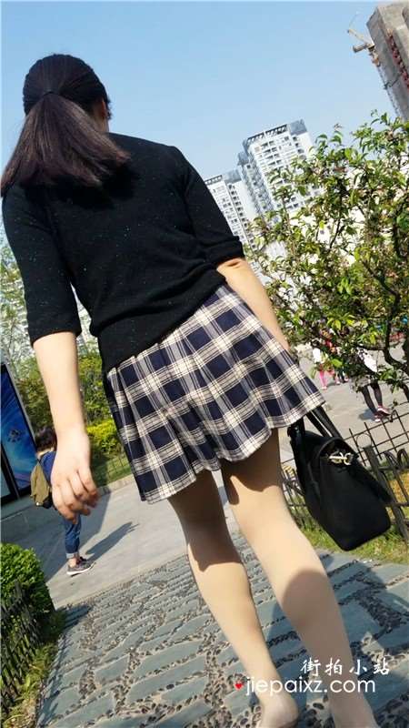 4K - 黑色毛衣格子裙街拍肉丝美女活力四射
