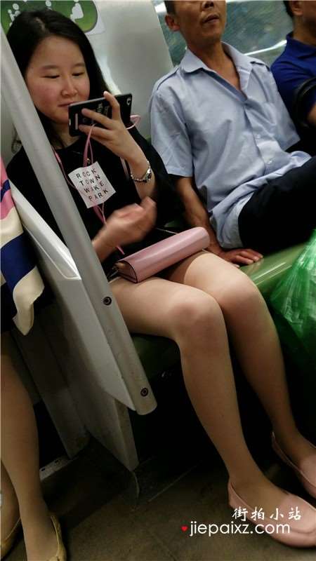 4K - 靠近点、再靠近点拍摄小美女的诱人丝袜