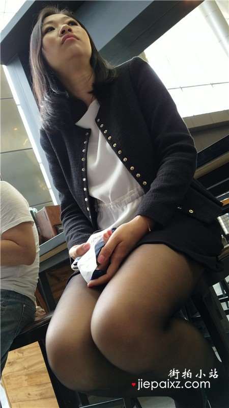 4K - 餐厅吃饭偶遇超有感觉的街拍黑丝性感御姐范美女