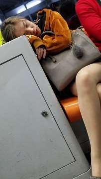 4K-极品街拍丝袜美女睡着了吗