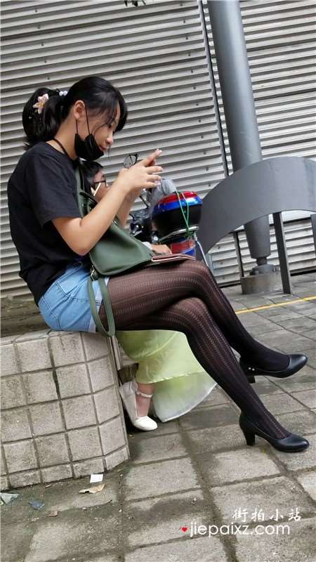 4K-黑T恤牛仔热裤美女这丝袜超级诱惑