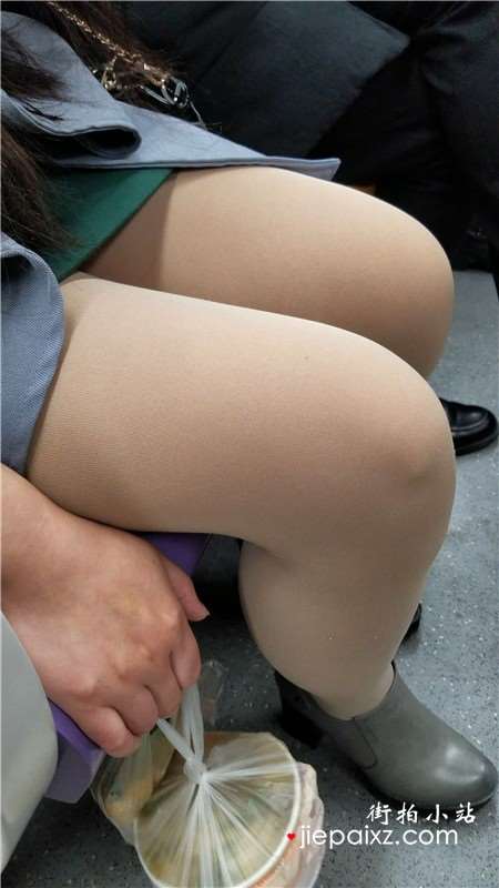 4K-地铁上低头玩手机的街拍丝袜美腿MM