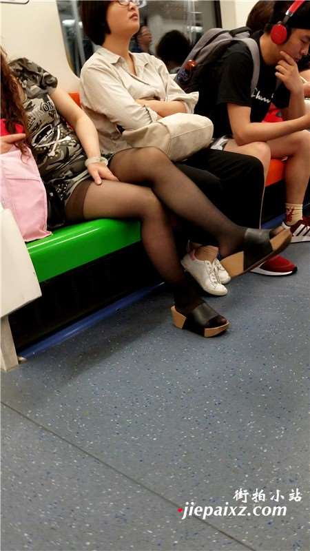 4K - 地铁近拍性感黑丝美女姐姐