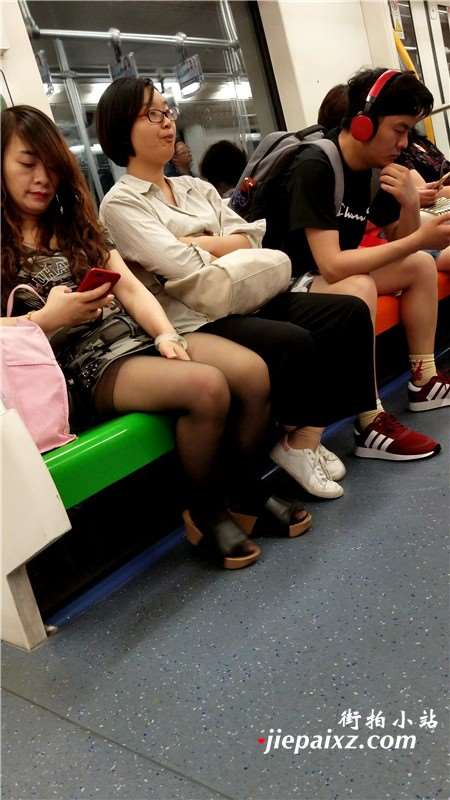 4K - 地铁近拍性感黑丝美女姐姐