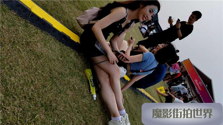 草地上的爱笑女孩