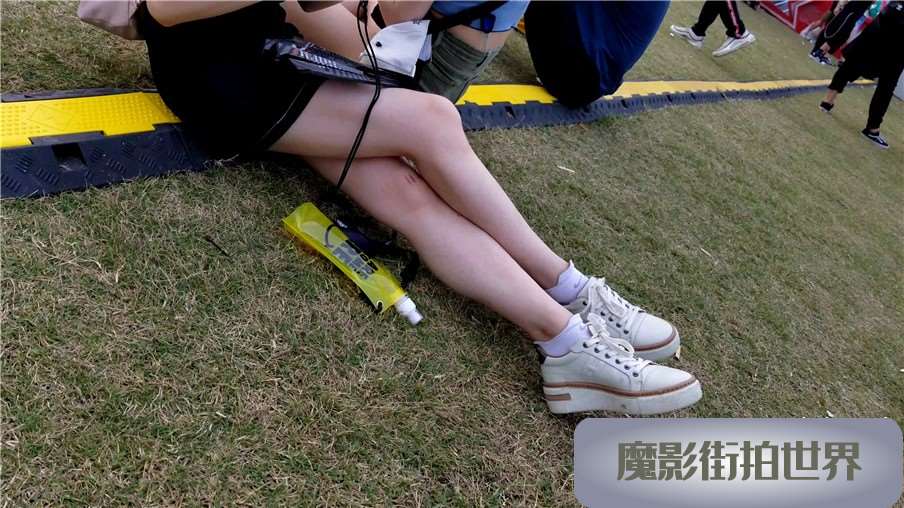 草地上的爱笑女孩