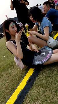 草地上的爱笑女孩
