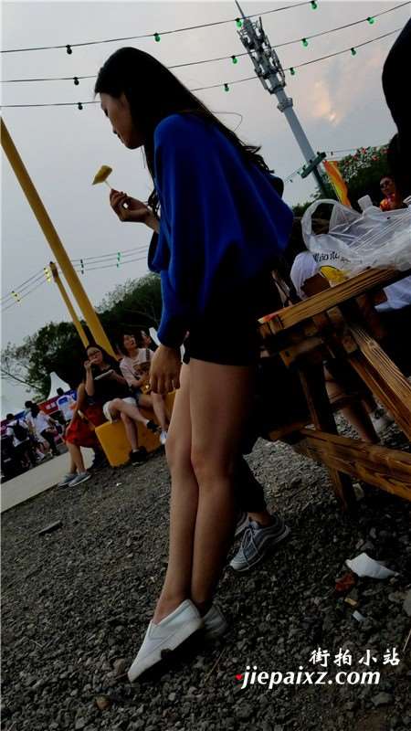 超清4K视频、白皙美腿小短裙蓝衣姑娘