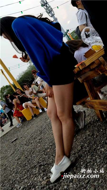 超清4K视频、白皙美腿小短裙蓝衣姑娘
