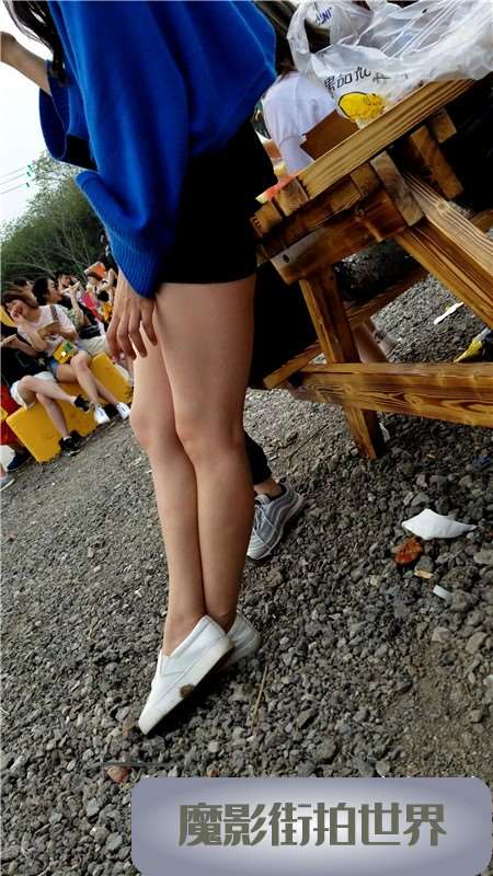 超清4K视频、白皙美腿小短裙蓝衣姑娘