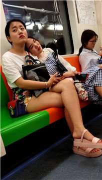 4K地铁上的裸腿小妹