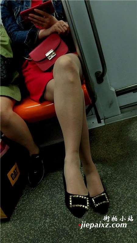地铁上的红裙红包姑娘