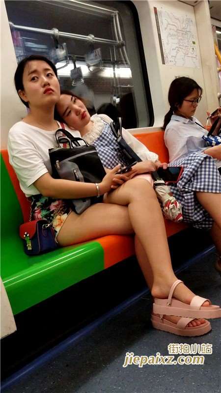 4K地铁上的裸腿小妹