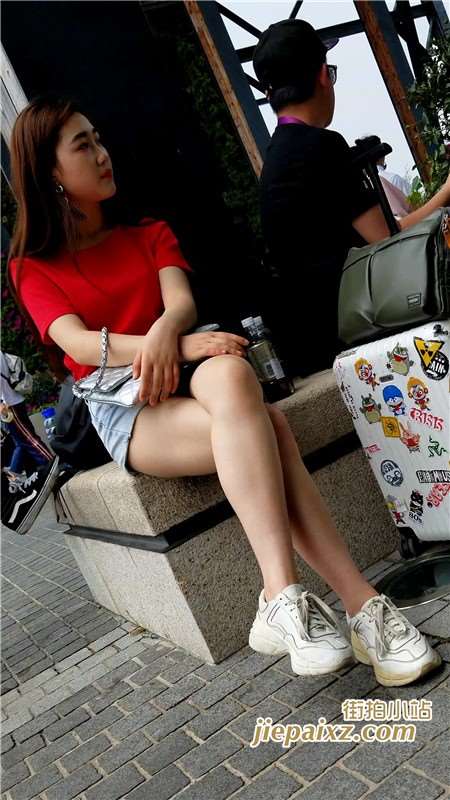 4K长相清纯甜美红T恤热裤初恋女神
